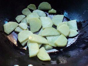 腌菜炒土豆片的做法步骤4