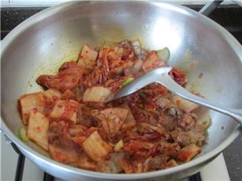 韩式石锅泡菜汤的做法图解3