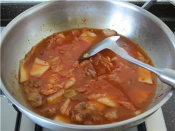 韩式石锅泡菜汤的做法图解4