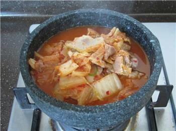 韩式石锅泡菜汤的做法图解5
