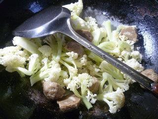 牛肉丸炒花菜的做法步骤5