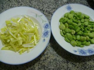 韭菜芽炒蚕豆的做法步骤1