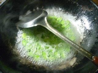 韭菜芽炒蚕豆的做法步骤3