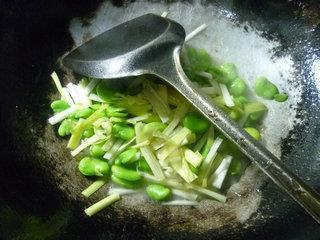 韭菜芽炒蚕豆的做法步骤4