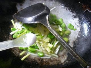 韭菜芽炒蚕豆的做法步骤5