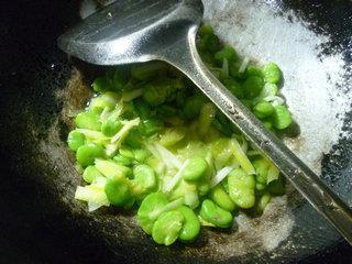 韭菜芽炒蚕豆的做法步骤7