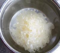 桂花红枣银耳雪梨汤的做法步骤1