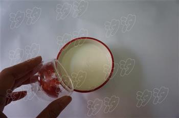 草莓酸奶饮的做法步骤3