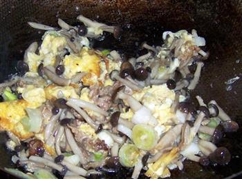 蟹味菇炒鸡蛋的做法步骤8