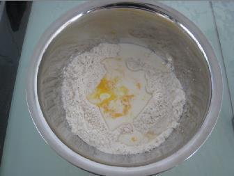 豆沙酥粒面包卷的做法步骤1