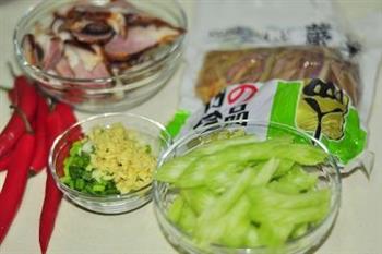 蕨菜炒腊肉的做法步骤1