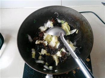 黑木耳炒白菜片的做法步骤4