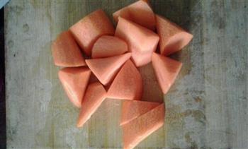 青橄榄红萝卜骨头汤的做法步骤2