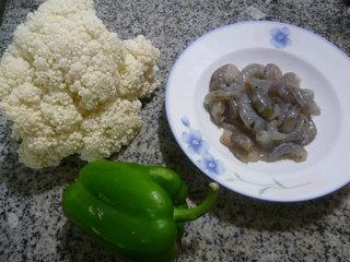 灯椒虾仁炒花菜的做法步骤1