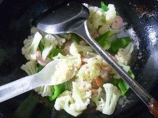灯椒虾仁炒花菜的做法步骤11