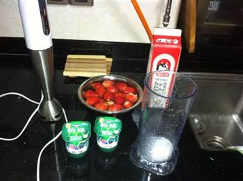 酸奶鲜草莓奶昔的做法步骤1