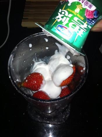 酸奶鲜草莓奶昔的做法图解2