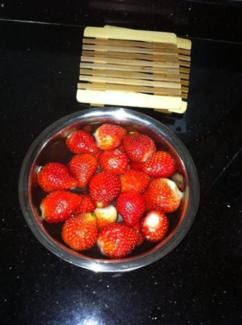 酸奶鲜草莓奶昔的做法步骤3