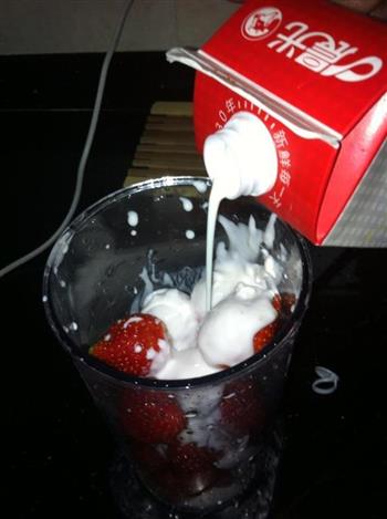 酸奶鲜草莓奶昔的做法步骤4
