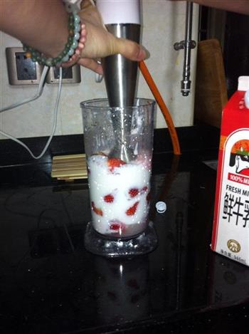 酸奶鲜草莓奶昔的做法步骤5