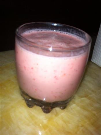 酸奶鲜草莓奶昔的做法步骤7