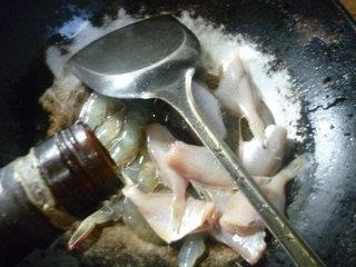 橡皮鱼烧虾的做法图解3