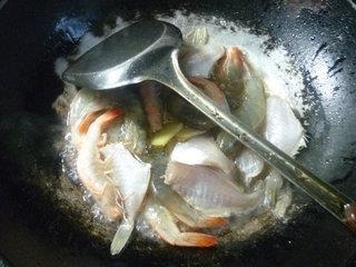 橡皮鱼烧虾的做法图解5
