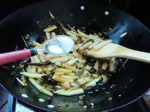 水腌菜炒西瓜皮的做法步骤8