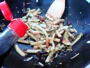 水腌菜炒西瓜皮的做法步骤9