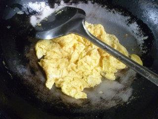 蚕豆炒鸡蛋的做法步骤5