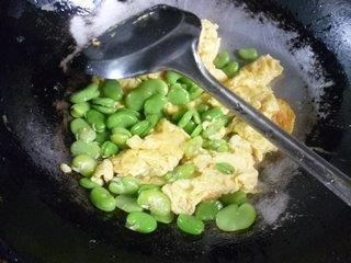 蚕豆炒鸡蛋的做法步骤6