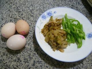 榨菜青椒炒鸡蛋的做法步骤1