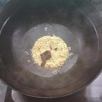 干锅香辣牛肉面的做法步骤1