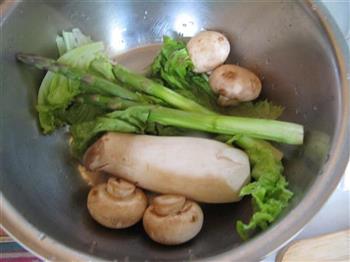 蘑菇蔬菜汤面的做法步骤2
