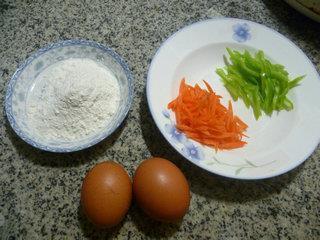 青椒胡萝卜鸡蛋饼的做法步骤1