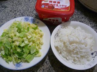辣椒酱圆白菜炒饭的做法步骤1