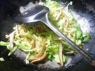 香干圆白菜炒面的做法步骤4
