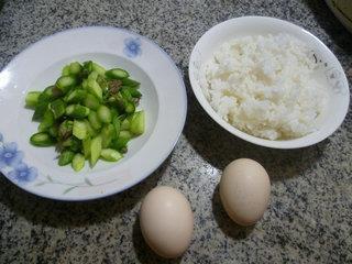 芦笋鸡蛋炒饭的做法步骤1