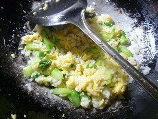 芦笋鸡蛋炒饭的做法步骤6