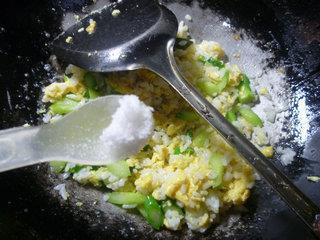 芦笋鸡蛋炒饭的做法步骤7
