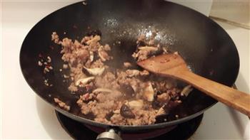 酸白菜香菇炒肉泥的做法步骤3