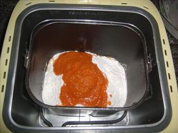 胡萝卜沙拉酱排包的做法图解1