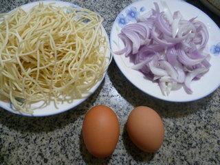洋葱鸡蛋炒面的做法步骤1