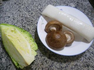 香菇圆白菜炒年糕的做法步骤1