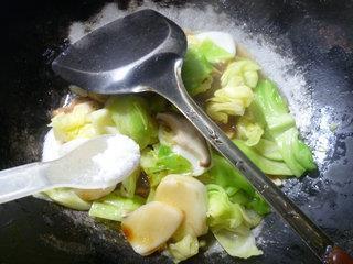 香菇圆白菜炒年糕的做法步骤10