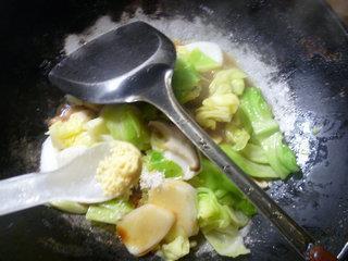 香菇圆白菜炒年糕的做法图解11