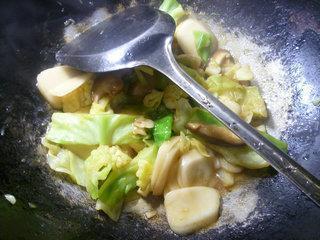 香菇圆白菜炒年糕的做法步骤12