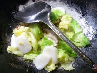 香菇圆白菜炒年糕的做法步骤8