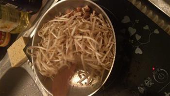 火腿肠炒豆芽的做法步骤4
