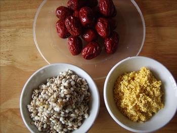 红枣薏米小米粥的做法步骤2